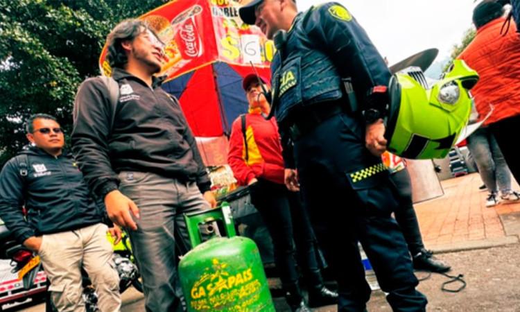En la foto un policía y un señor en un operativo en la carrera séptima 