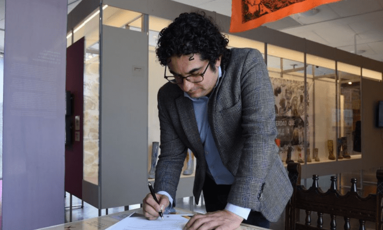 Imagen del secretario de integración social, firmando el Pacto de Integridad