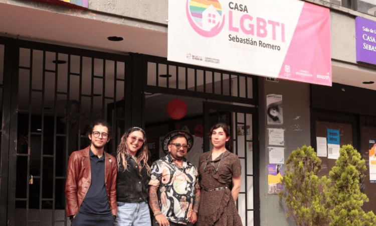 Imagen de varias personas al frente de la Casa LGBT