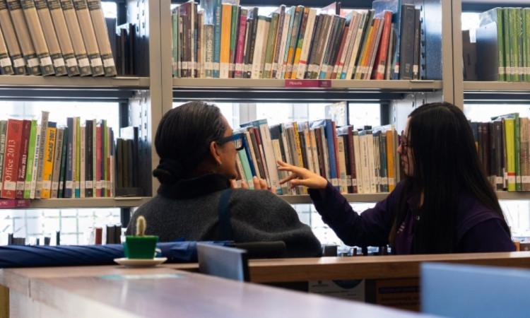 Foto que muestra dos personas hablando 