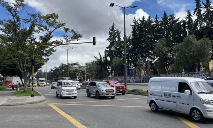 Foto de varios vehículos en una vía de Bogotá