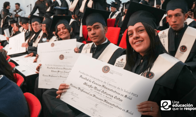 Imagen de estudiantes alzando sus diplomas de grado
