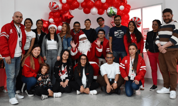 Imagen de funcionarios con niños y niñas durante la entrega de regalos