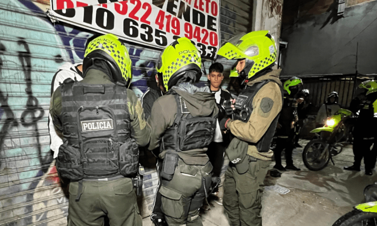 Imagen de varios policías en un control de seguridad y convivencia
