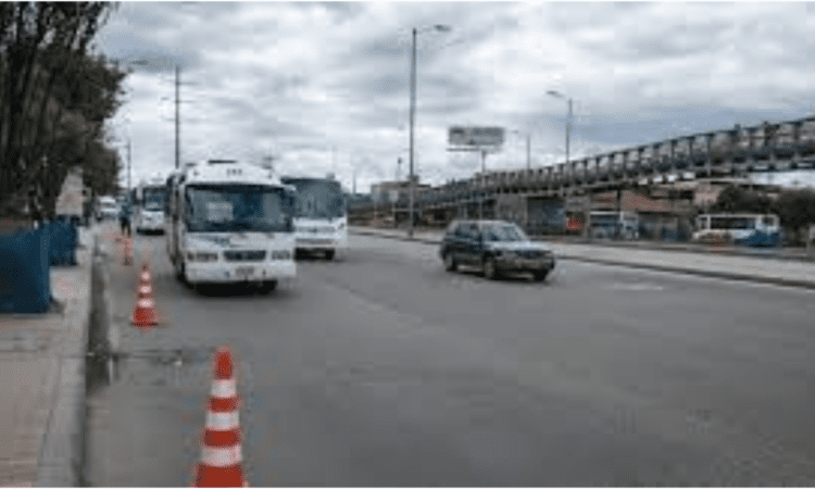 Imagen de una via de Bogotá en la que circulan diferentes tipos de vehículos