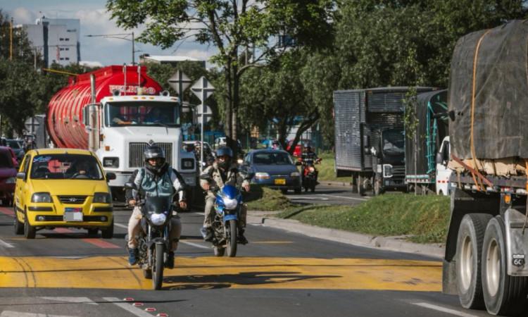 Foto que muestra vehículos andando por las calles 