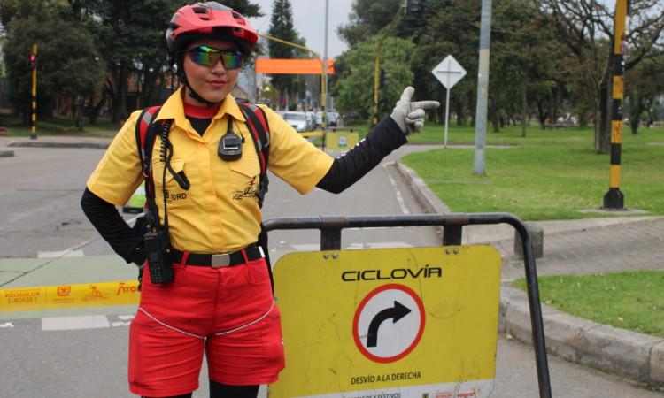 Foto que muestra un guardian de la Ciclovía