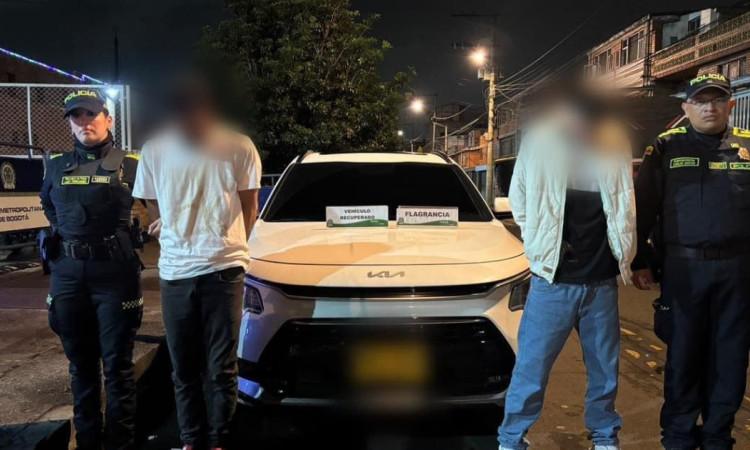 En la foto los dos detenidos con el carro recuperado.