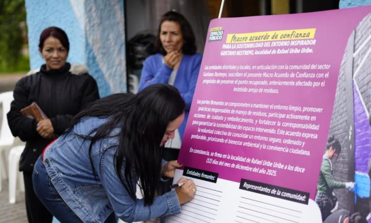 Ciudadanía firmando un acuerdo de confianza 