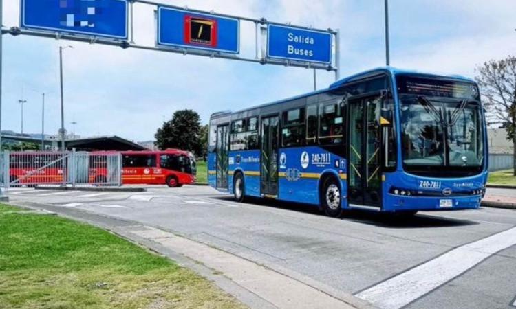 Foto de buses de TransMilenio.