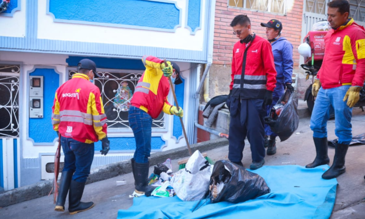 Imagen de varios funcionarios recogiendo basura en la calle