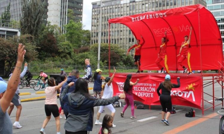 Foto que muestra personas haciendo ejercicio 