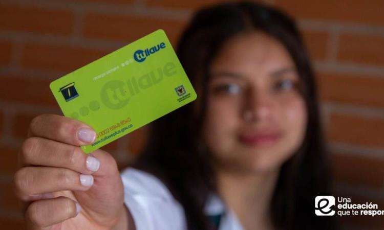 Foto de una estudiante con la tarjeta TuLlave