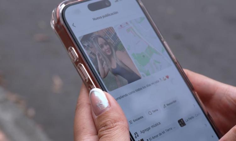 Foto de un uso de celular y redes sociales.