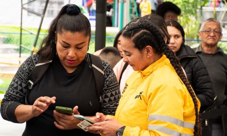 Foto de atención a beneficiarios de Ingreso Mínimo Garantizado en Bogotá.