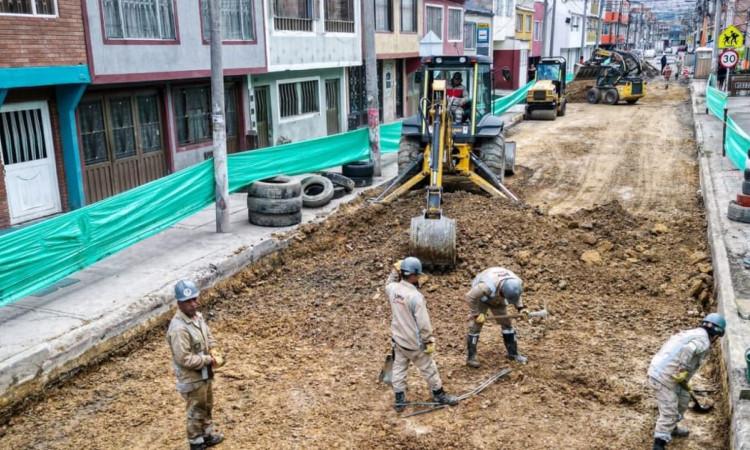Foto del inició de la intervención de la vía principal del barrio El Socorro Kennedy en Bogotá.