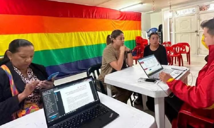 Foto de ciudadanos en procesos de inscripción para las elecciones del Consejo Consultivo LGBTI Bogotá.