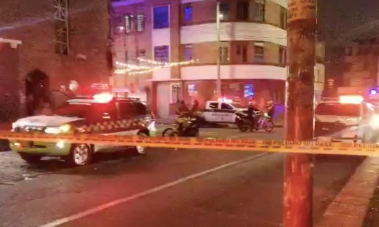Foto de atención de las autoridades de la emergencia en el barrio Santa Fe tras explosión por arrojo de una granada.
