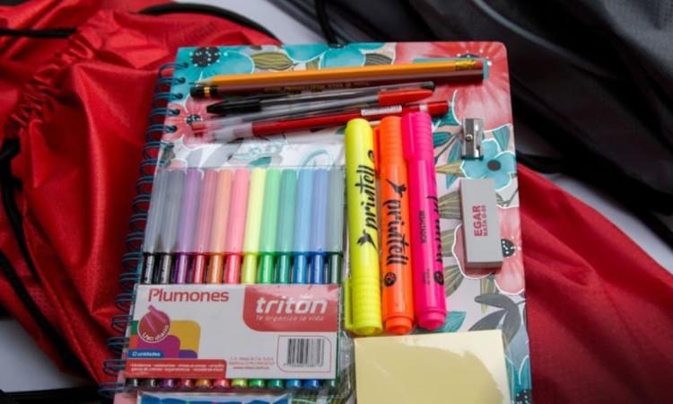 Foto de útiles escolares y uniformes en colegios de Bogotá.