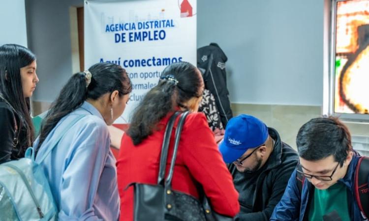 Foto de bogotanos y bogotanas accediendo a servicios de la Agencia Distrital de Empleo.