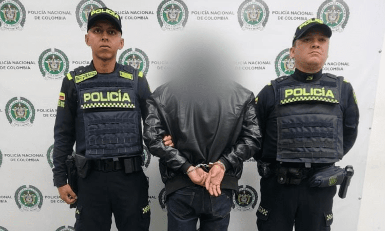 Imagen del hombre capturado junto a dos policías
