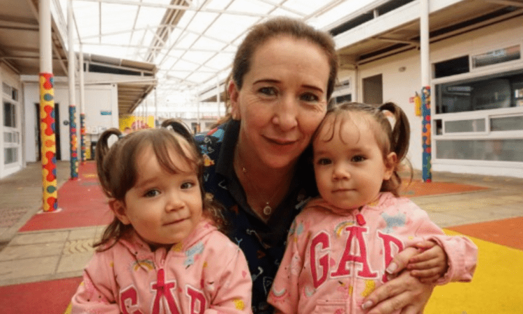 Imagen de una profesora con dos niñas