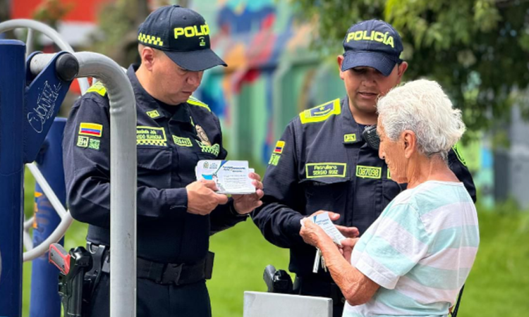 Imagen de dos policías con una transeúnte