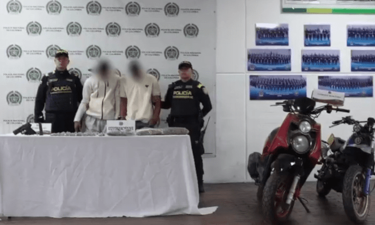 Imagen de los capturados junto a dos policías