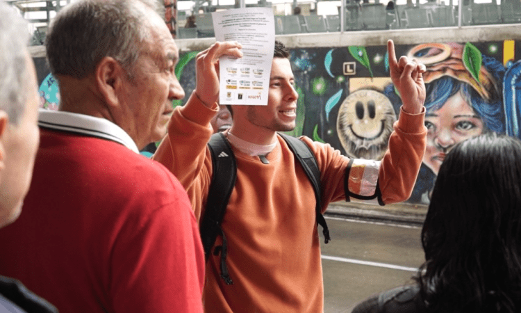 Imagen de ciudadano organizando una fila en un portal de TransMilenio