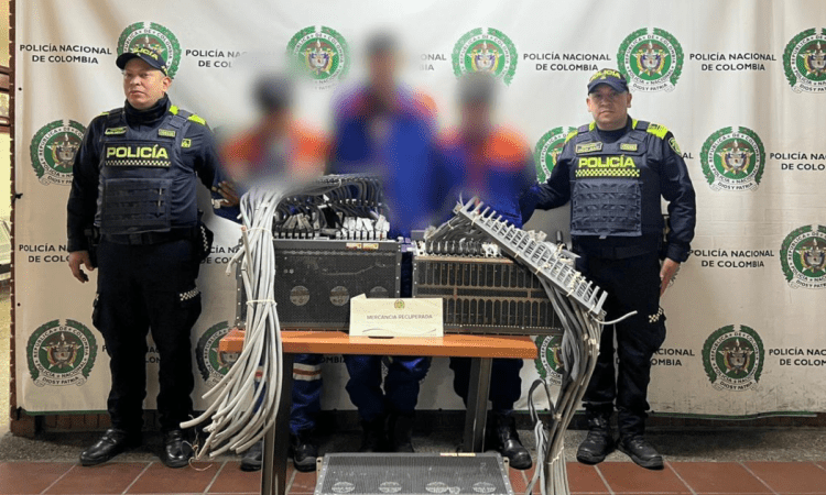 Imagen de los capturados junto a dos policías