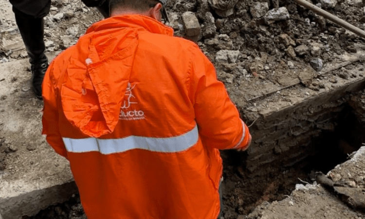 Foto que muestra trabajadores del Acueducto de Bogotá