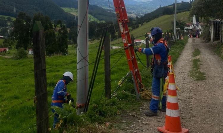 Foto que muestra trabajadores de Enel Colombia 