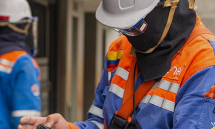 Foto que muestra trabajadores de Enel Colombia
