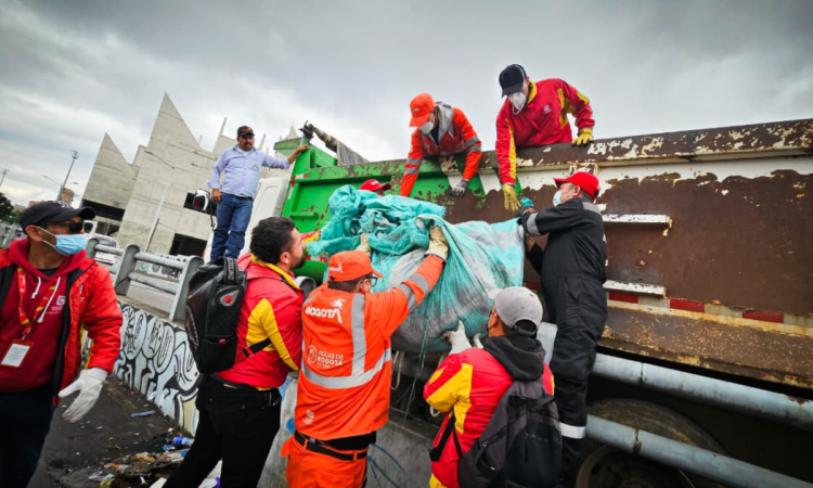 Imagen de funcionarios y operarios recogiendo basura