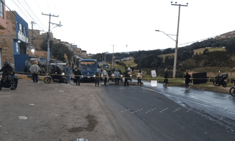 Imagen de varias personas bloqueando el paso de un bus del SITP