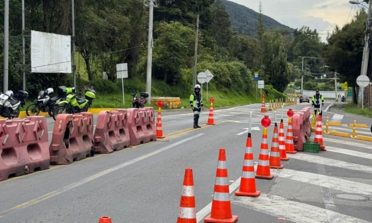 Foto de un agente de tránsito en una vía de Bogotá