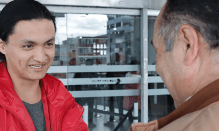 Imagen de dos personas hablando