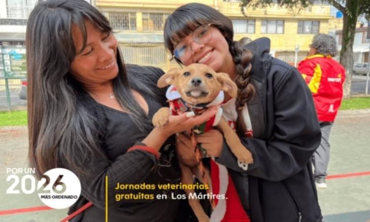 Foto de un perrito junto a sus dos dueñas