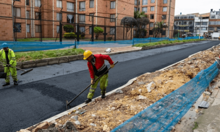 Imagen de trabajadores pavimentando una calle