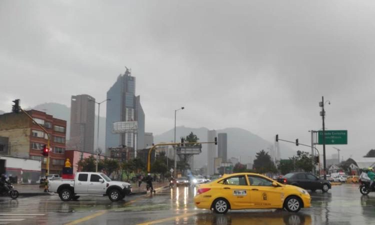 Foto de una vía de Bogotá donde se ve que llueve