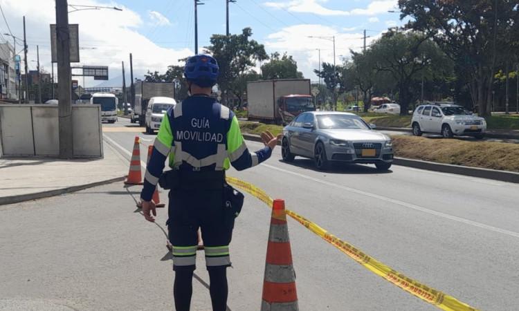 Foto que muestra vehículos andando por las calles 
