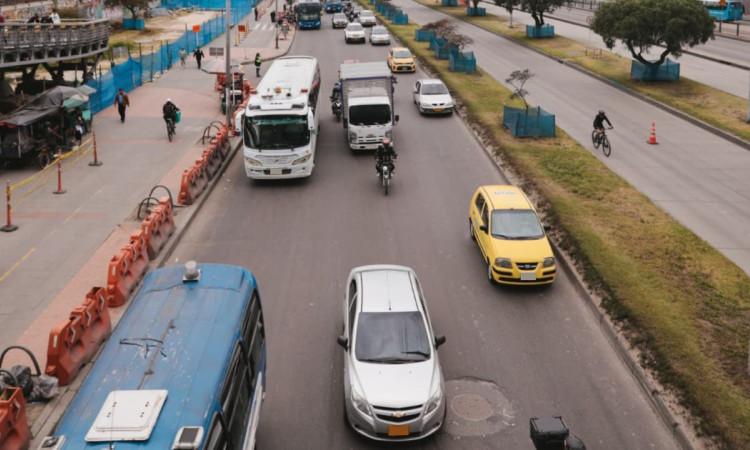 Foto que muestra vehículos andando por las calles