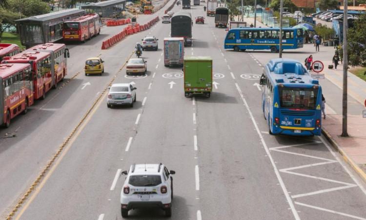 Foto que muestra vehículos andando por las calles 