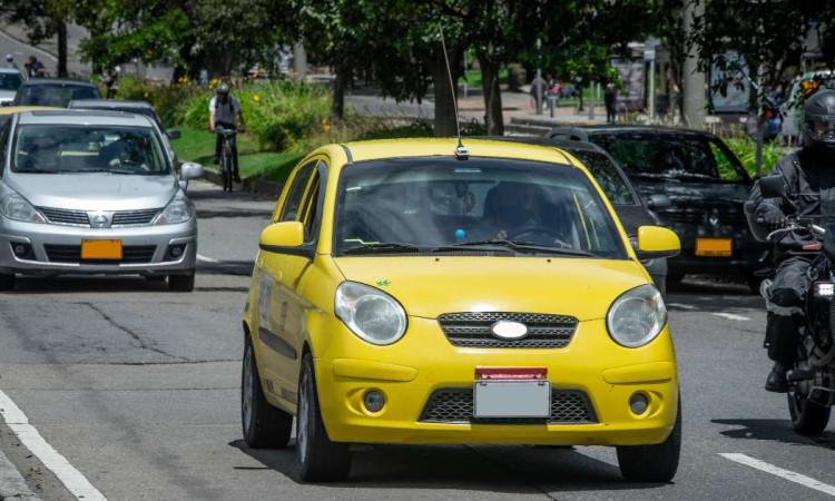 Foto que muestra vehículos andando por las calles