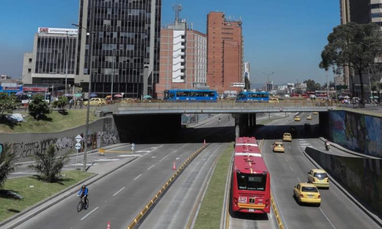 Foto de una vía donde se ven taxis y otros vehículos. 