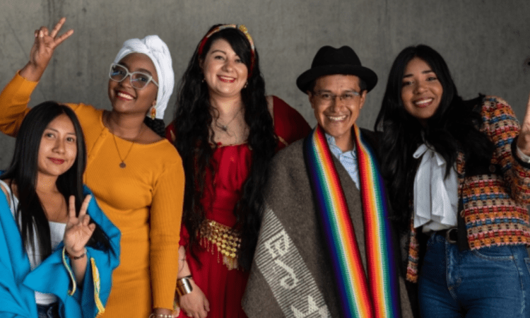 Imagen de varias personas posando para una foto