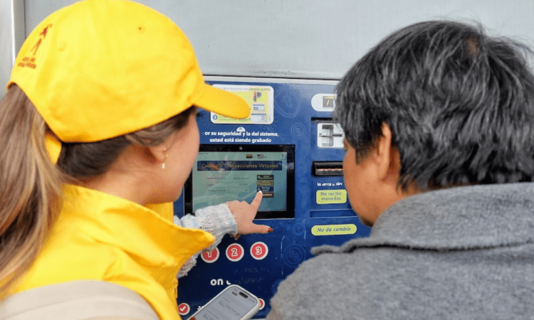 Imagen de una operaria ayudando a un usuario de TransMilenio