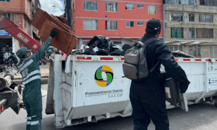 Imagen de operarios disponiendo residuos en un ecopunto