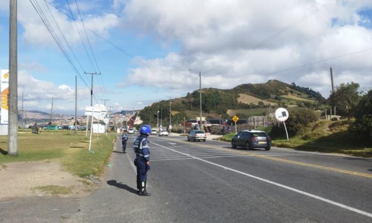 Foto de agentes de tránsito en una vía de Bogotá