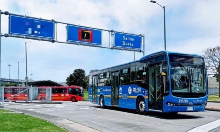 Foto de buses de TransMilenio.